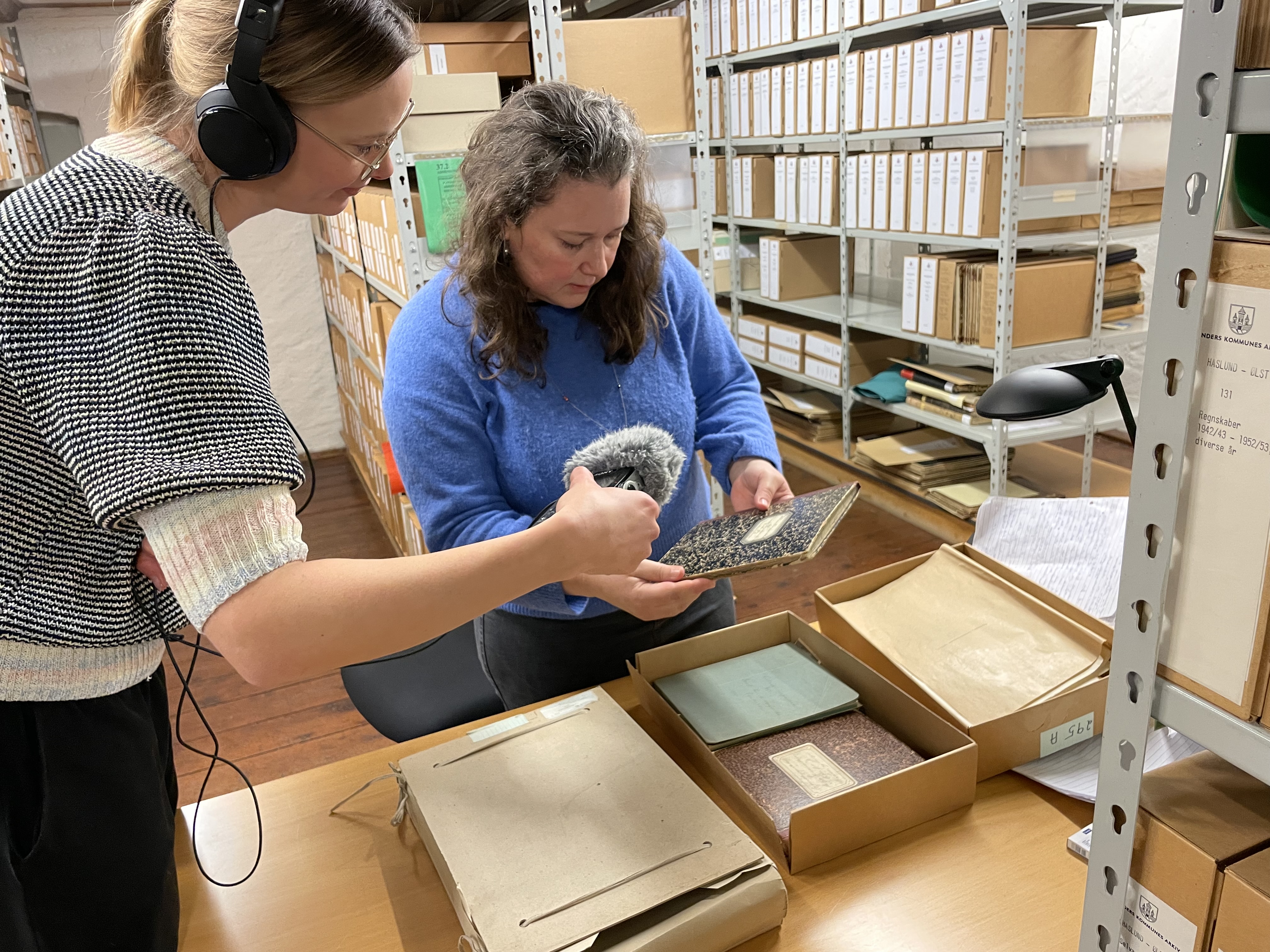 Journalist Lene Grønborg Poulsen og arkivar Inger Lyngdrup Nørgaard
