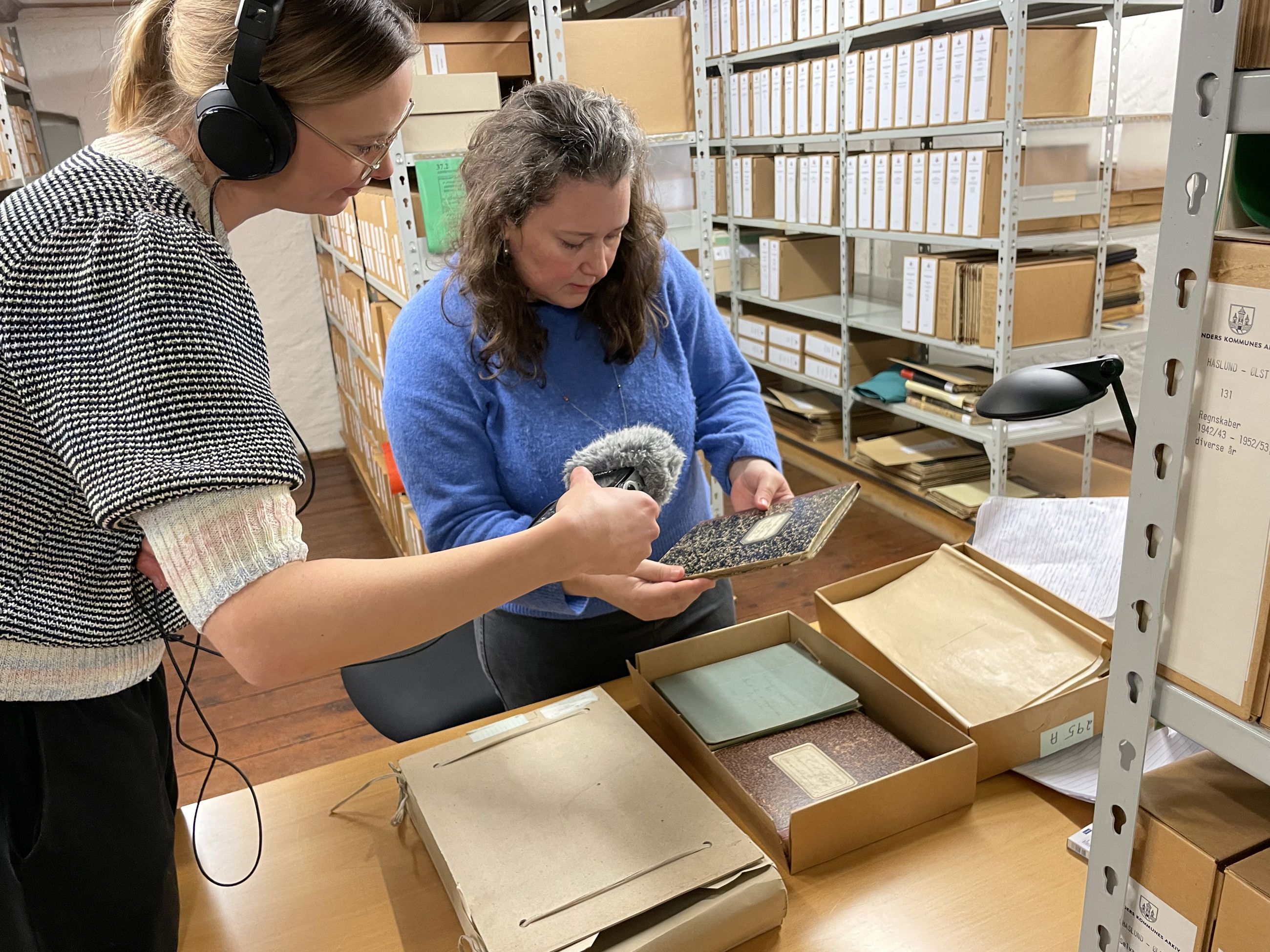 Journalist Lene Grønborg Poulsen og arkivar Inger Lyngdrup Nørgaard
