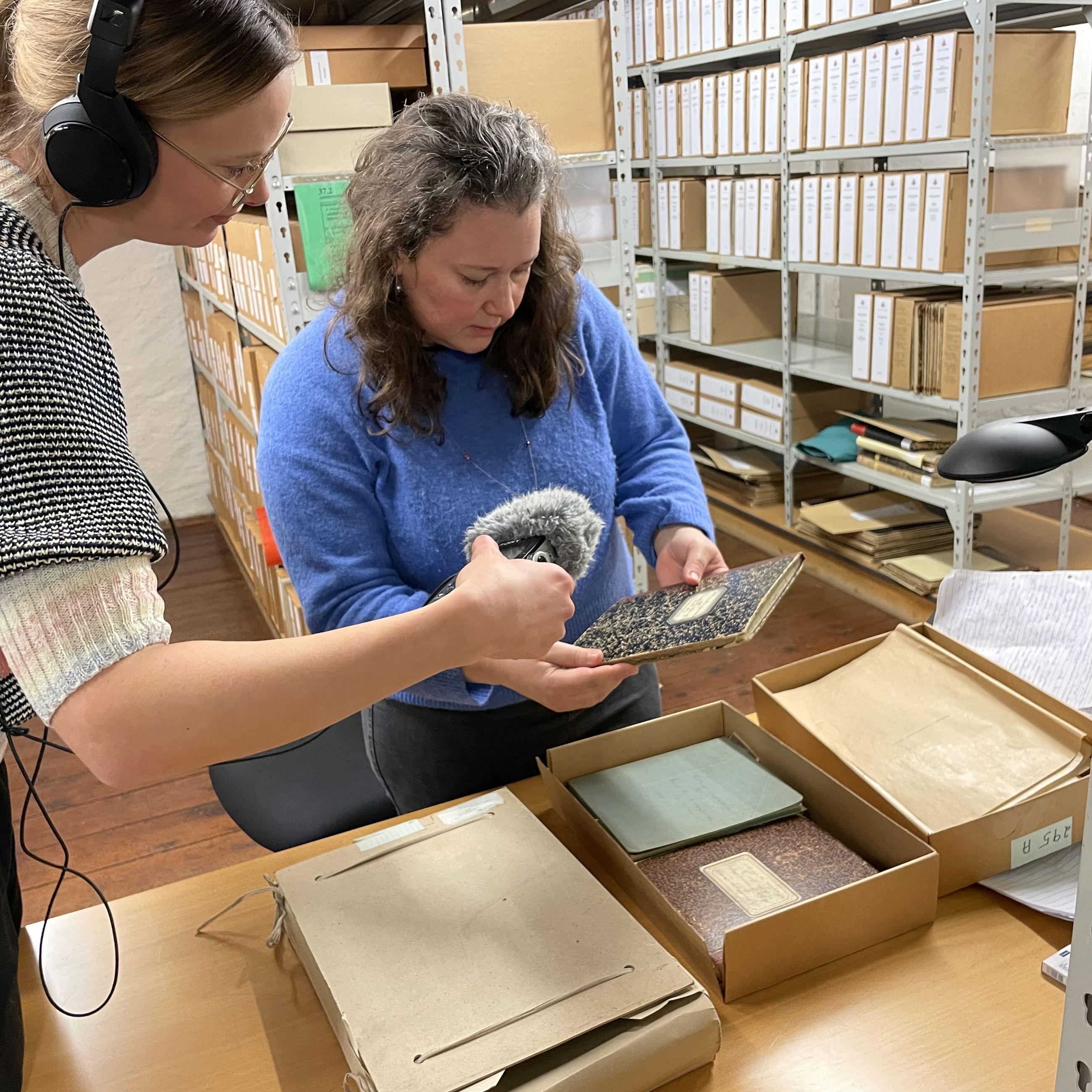 Journalist Lene Grønborg Poulsen og arkivar Inger Lyngdrup Nørgaard