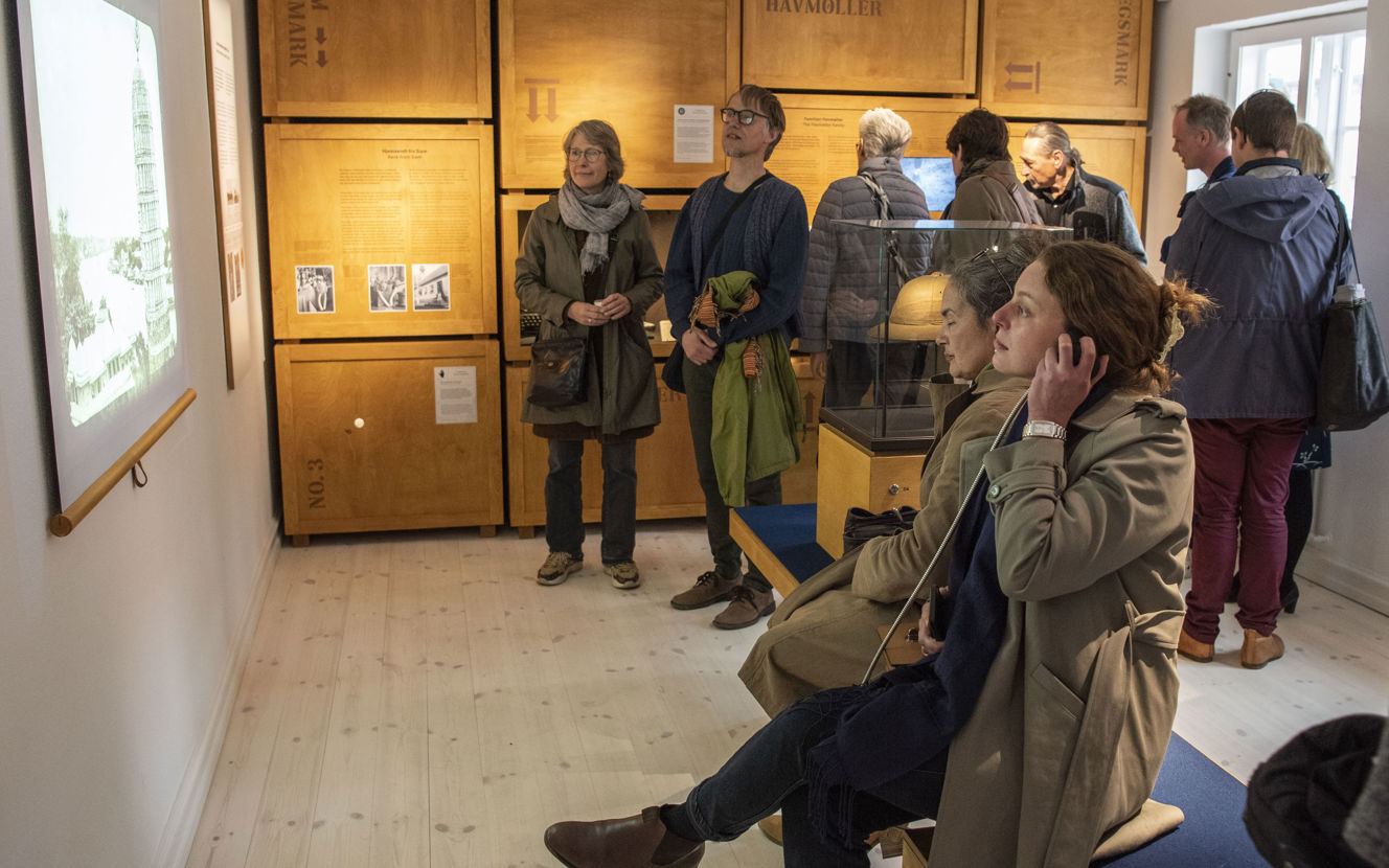 Gæster ser og lytter i udstillingen Skatkammer Siam i Ebeltoft