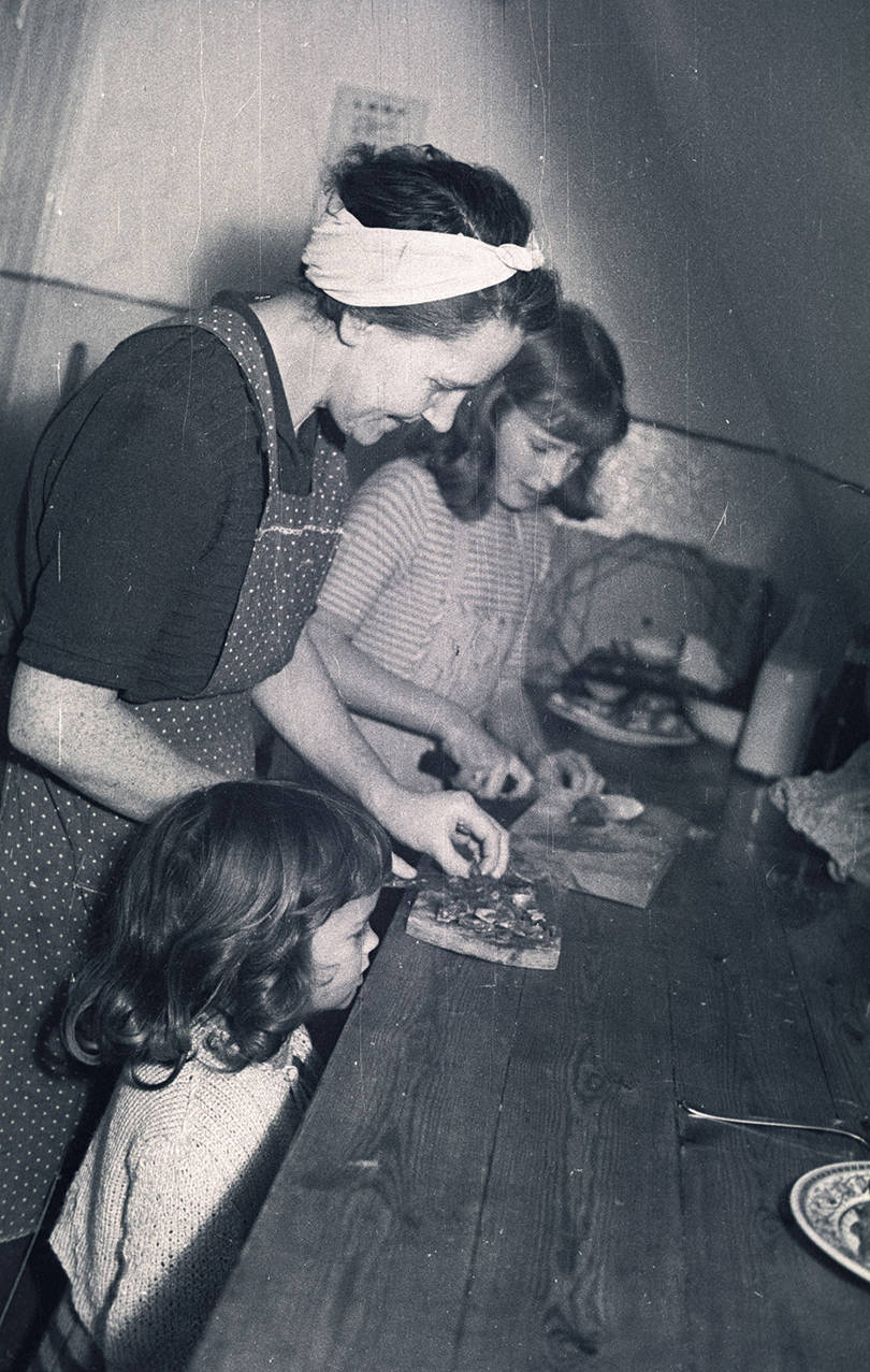 En husmoderafløser i gang med arbejdet, cirka 1950