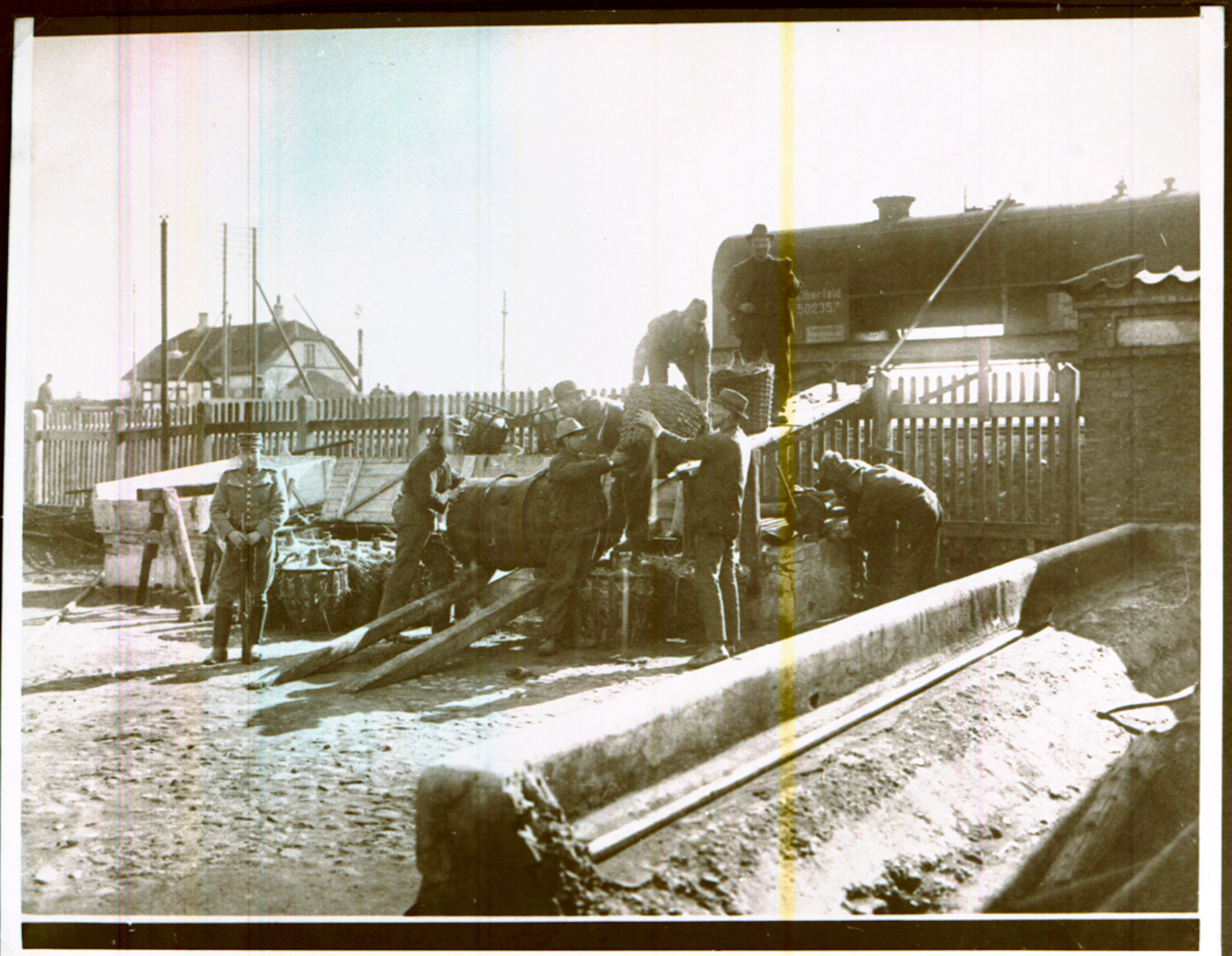 Mænd arbejder på havnen