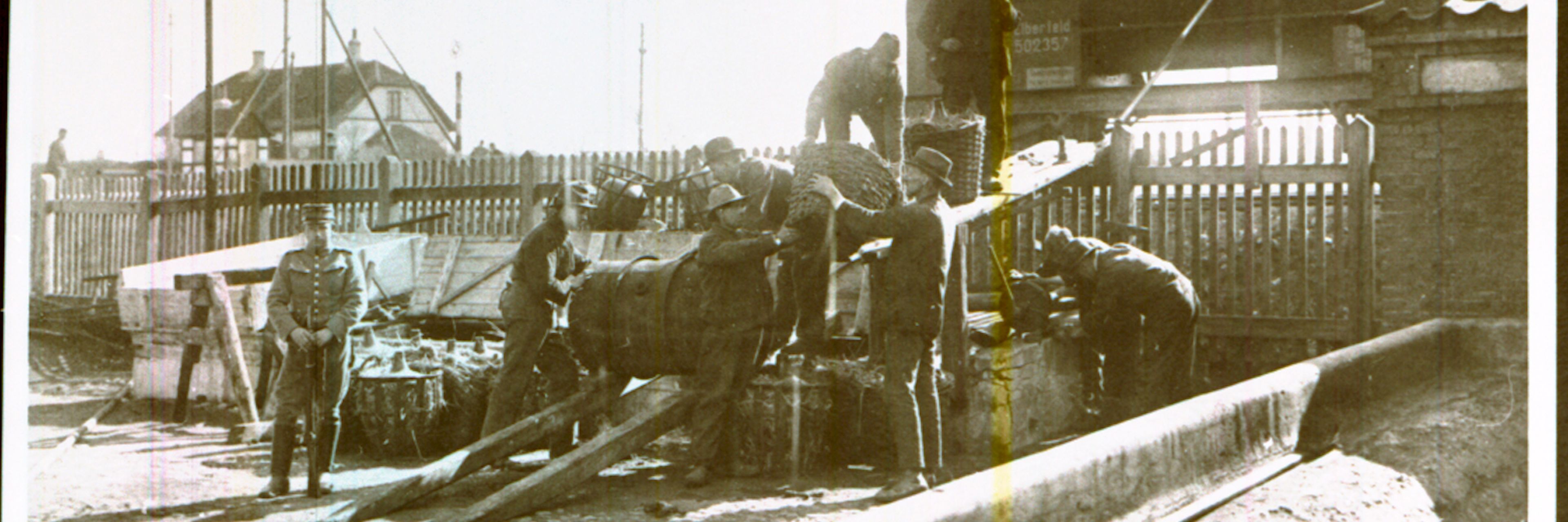 Mænd arbejder på havnen