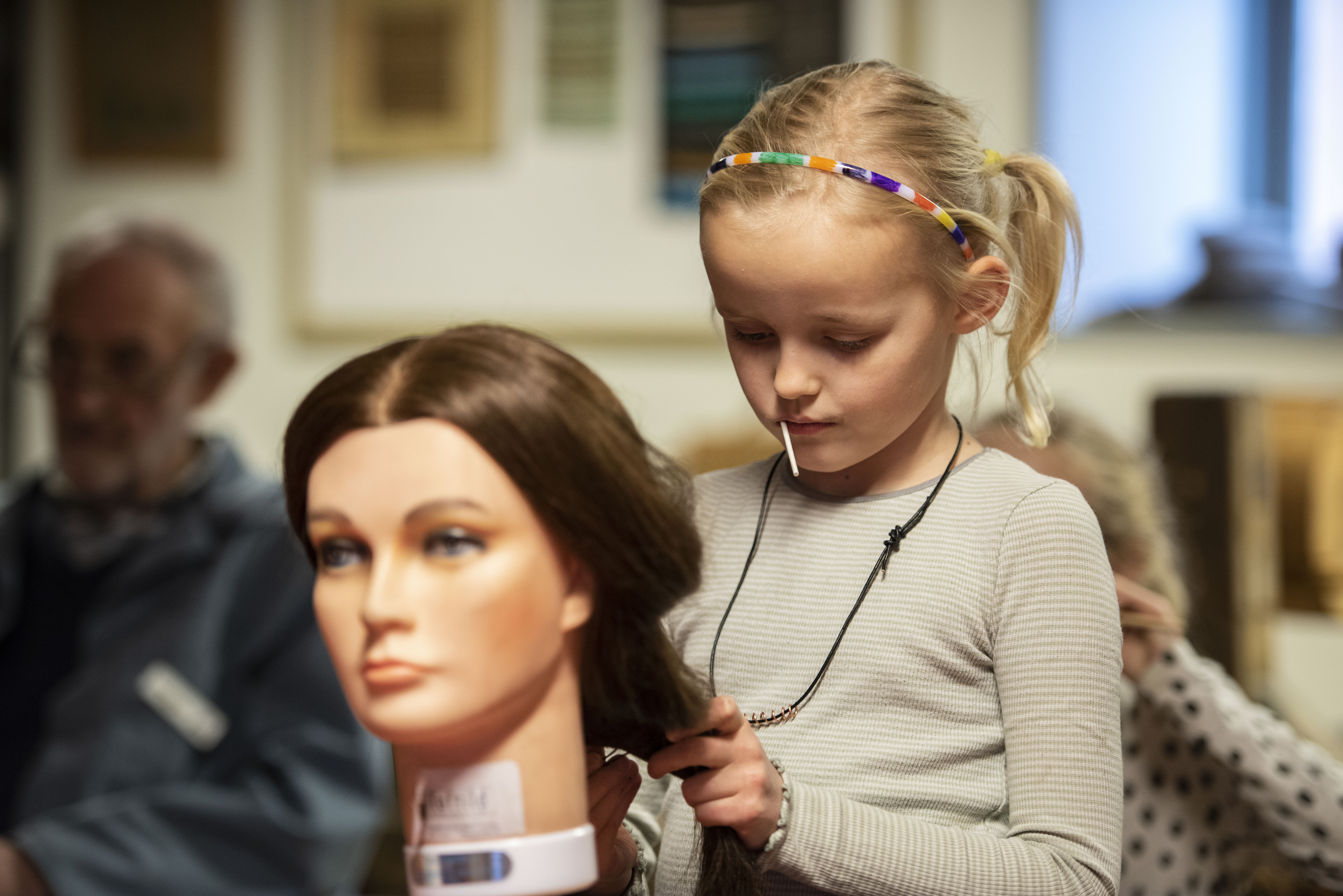 Pige ved frisørhoved