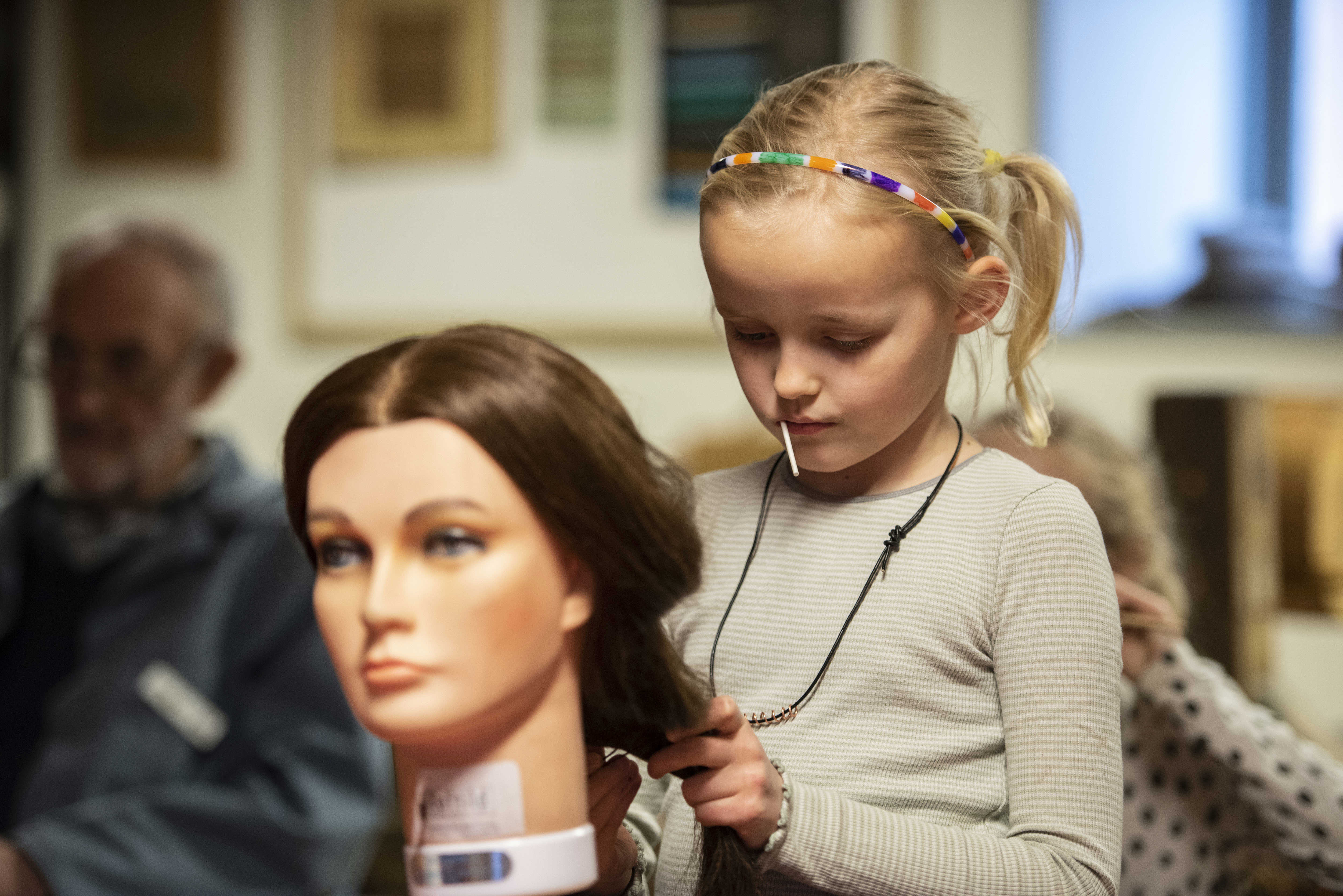 Pige ved frisørhoved